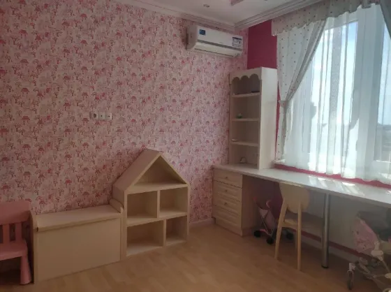 Продам 4-х комн.кв, 130 кв м ," Диск", пр. Маяковского, 20, дешево. Донецк