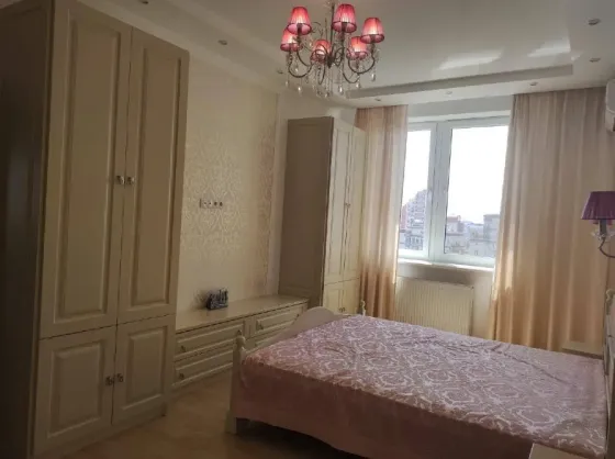 Продам 4-х комн.кв, 130 кв м ," Диск", пр. Маяковского, 20, дешево. Донецк