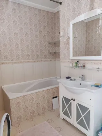 Продам 4-х комн.кв, 130 кв м ," Диск", пр. Маяковского, 20, дешево. Донецк