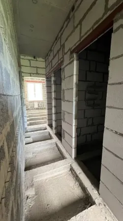в продаже просторная трехкомнатная классическая квартира Мариуполь
