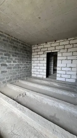 в продаже просторная трехкомнатная классическая квартира Мариуполь