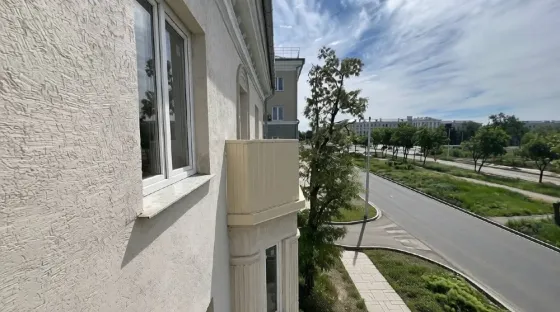 в продаже просторная трехкомнатная классическая квартира Мариуполь