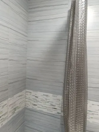 Продаю 2 -комн.кв.центре г. Харцызск, ул.Краснознаменская д.75 этаж - 6. Вода есть всегда по графику Харцызск