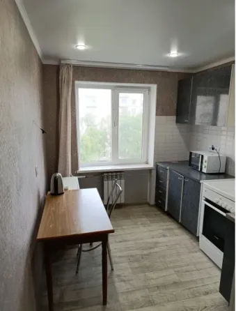 Продаю 2 -комн.кв.центре г. Харцызск, ул.Краснознаменская д.75 этаж - 6. Вода есть всегда по графику Харцызск