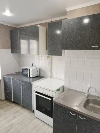 Продаю 2 -комн.кв.центре г. Харцызск, ул.Краснознаменская д.75 этаж - 6. Вода есть всегда по графику Харцызск