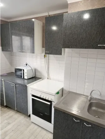 Продаю 2 -комн.кв.центре г. Харцызск, ул.Краснознаменская д.75 этаж - 6. Вода есть всегда по графику Харцызск