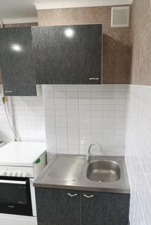Продаю 2 -комн.кв.центре г. Харцызск, ул.Краснознаменская д.75 этаж - 6. Вода есть всегда по графику Харцызск