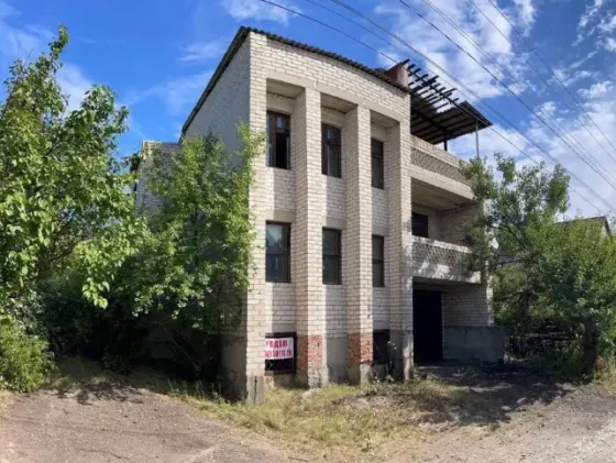 Трехэтажная дача Ленинский р-н, ст Левада (м-рн Широкий) участок 6 соток, приватизирован. Донецк