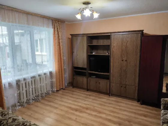 предлагается 1-к квартиру в макеевке, на длительный срок (от 3х месяцев, не военные, без животных). Донецк
