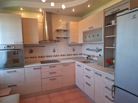 Сдам 4-комнатную квартиру 84,1 м2, больница Калинина. Донецк