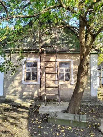 Продаётся с гаражом и землёй большой дом с флигелем в Куйбышевском районе Донецк