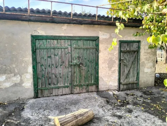 Продаётся с гаражом и землёй большой дом с флигелем в Куйбышевском районе Донецк