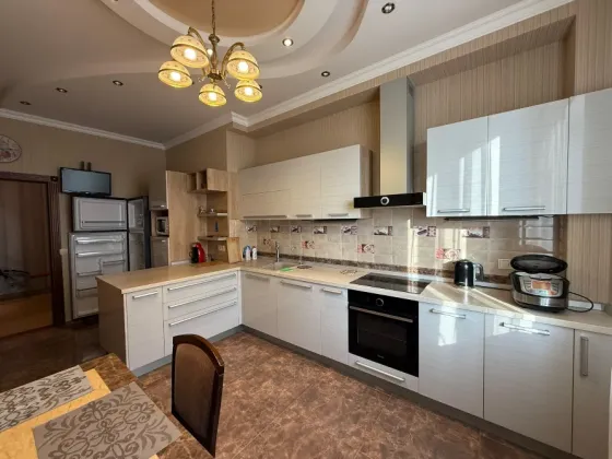 продам 4 ком.кв 130 м2, в центре Донецка, Ворошиловский район, проспект Мира. Новострой, консьерж. Донецк