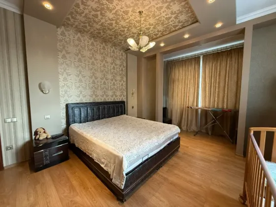 продам 4 ком.кв 130 м2, в центре Донецка, Ворошиловский район, проспект Мира. Новострой, консьерж. Донецк