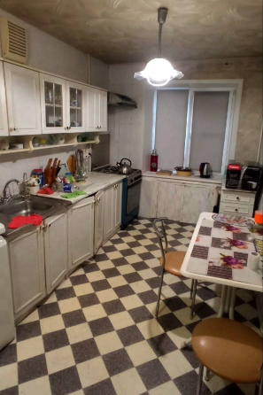 3-х комнатную квартиру в Луганске, в районе кв.Дзержинского Луганск