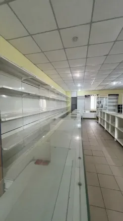 Сдается просторная торговая площадь в Ильичевском районе с готовым оснащением Мариуполь