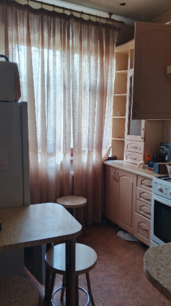 Продажа 2 к. квартиры 2/2(сталинка) г. Харцызск(центр) ул. Лазо, с хорошим ремонтом,мебелью Харцызск