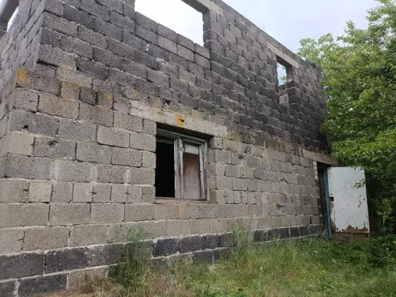 Участок с недостроенным домом, ваш шанс создать дом мечты! Шахтерск