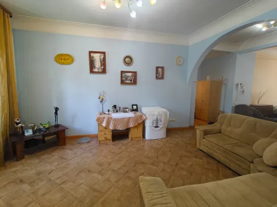 Срочно продам 3 ком сталинку по ул.Артема Донецк