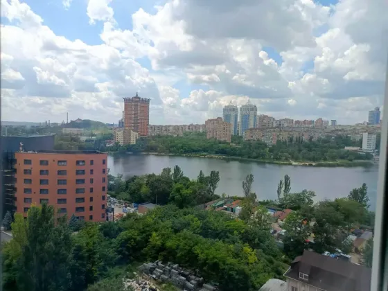 Продам 2х ком кв-ру 85 м кв. в новострое под ремонт Донецк