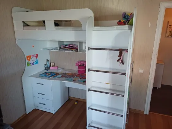 Продам детскую кровать-чердак со столом Донецк