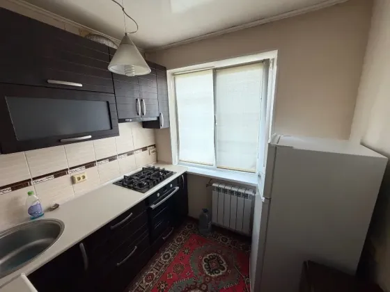 Продам 2-х ком. кв., 5/5 эт., 44 м.кв. - Макеевка, кв-л Гвардейский, ост. Пушка Макеевка