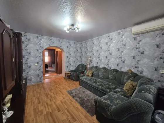 Продам крупногабаритную 2-х к квартиру , Гвардейка, 83-й Квартал, ул. Макаренко. Макеевка
