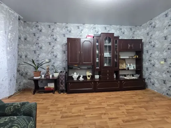 Продам крупногабаритную 2-х к квартиру , Гвардейка, 83-й Квартал, ул. Макаренко. Макеевка