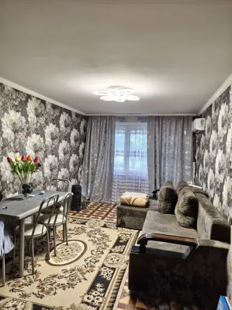 продается 2 комн. кв. на мкрн. металлургов Харцызск
