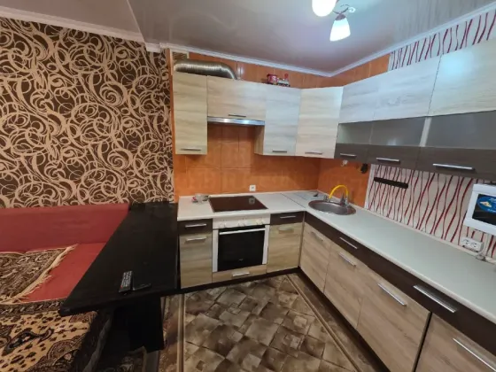 Продам 2хкв студию Бр.Шевченко район Школы полиции Мариуполь