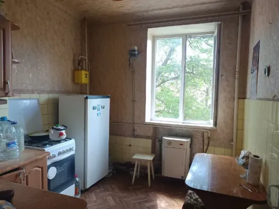 Продам трехкомнатную квартиру Зугрэс