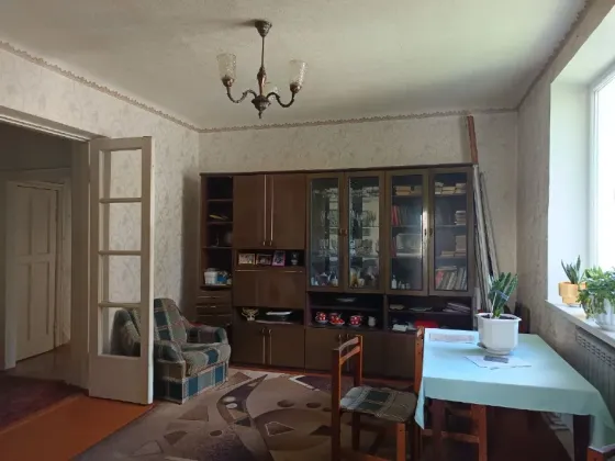 Продам трехкомнатную квартиру Зугрэс