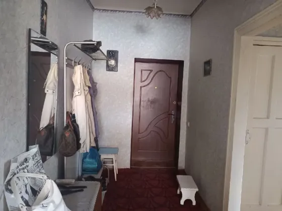 Продам трехкомнатную квартиру Зугрэс