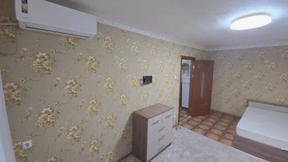 сдаётся 1-ком. квартира Текстильщике 2й эт,, остановка гаражи 15 000р+ ком. Оплата при заселении Донецк