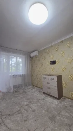сдаётся 1-ком. квартира Текстильщике 2й эт,, остановка гаражи 15 000р+ ком. Оплата при заселении Донецк