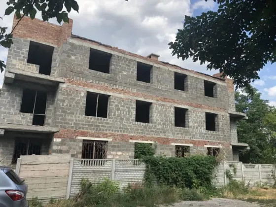 Продажа участка с недостроеным помещением Донецк