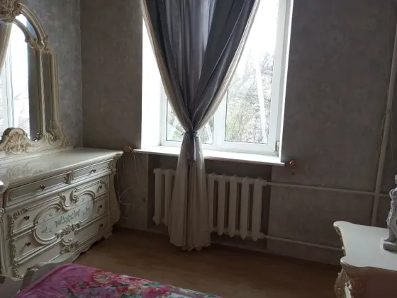 продам свою 2х комн квартиру в калинин. р-не, бул.шевченко, сталинка,евро. Донецк