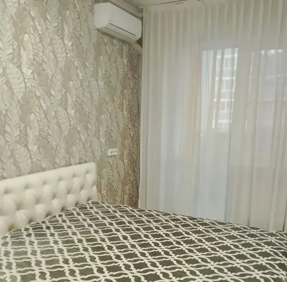 Город Донецк Кировский район. улПетровского рядом площадь свободы,дворцовый парк, Донецк