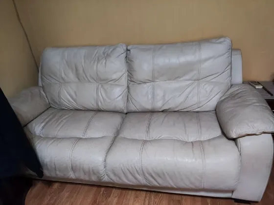 Продам белый кожанный комплект- диван раскладной и кресло Макеевка