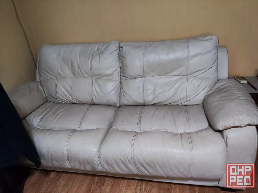 Продам белый кожанный комплект- диван раскладной и кресло Макеевка - изображение 1