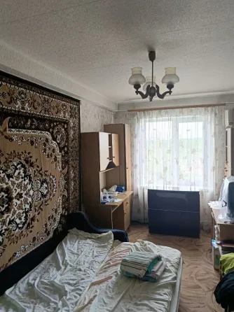 Продам 3-комнатную квартиру, переделанную из 4-комнатной. Донецк
