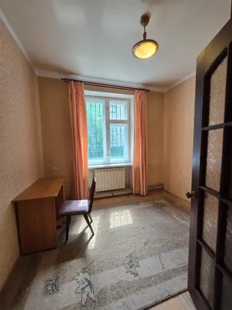 Продам 3-х комнатную квартиру с автономным отоплением, Сталинка,, Гвардейка центр, ул. Комарова. Макеевка