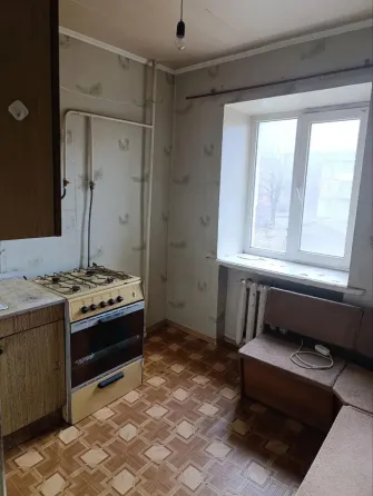 Состояние удовлетворительное жилое, есть необходимая мебель, частично техника. Вода во время подачи Донецк