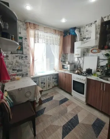 Находиться в Куйбышевском районе, ориентиром служит парк Пушкина. Донецк