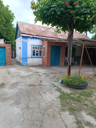 Продам дом в г Новоазовск. Газ, вода, колодец, летняя кухня, хоз постройки . До моря 100 метров Новоазовск