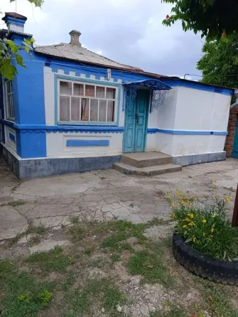 Продам дом в г Новоазовск. Газ, вода, колодец, летняя кухня, хоз постройки . До моря 100 метров Новоазовск