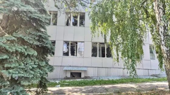 Снизу авто, сверху они "курят" Донецк