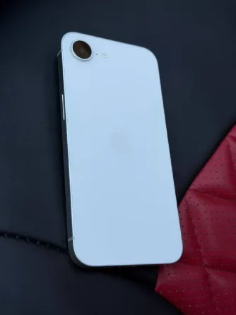 iPhone 16e / White Торез