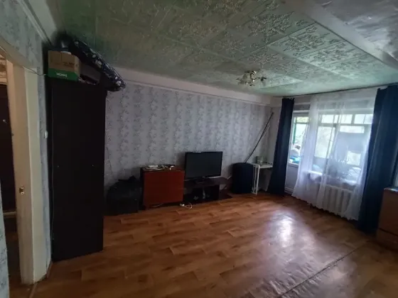 Продается 3-комн. квартира, г.Торез, м-н 4 (перепланирована в 2-комн.) Торез
