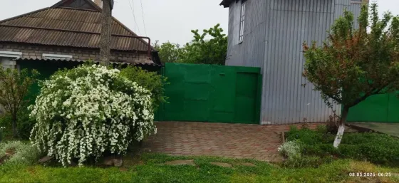 Продам дом со всеми удобствами в г. Енакиево . Енакиево